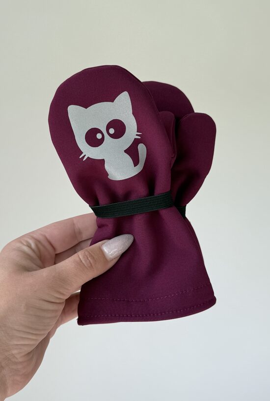 Kaķītis uz tumšas plumes krāsas